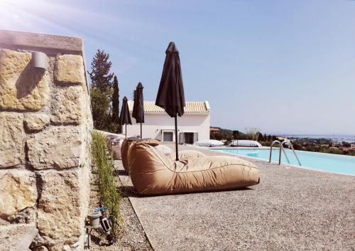 Bazén v ubytovaní LAURA_SEA VIEW_HOUSE alebo v jeho blízkosti