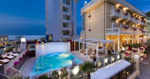 een luchtzicht op een hotel met een zwembad bij Novecento Suite Hotel in Riccione