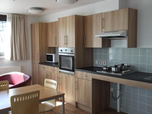 Η κουζίνα ή μικρή κουζίνα στο Perth Youth Hostel and Apartments