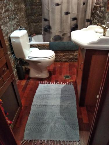 Bilik mandi di Casa Consta Olympus