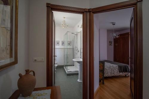 een badkamer met een douche, een toilet en een wastafel bij B&B Pino Cedro in Avigliano