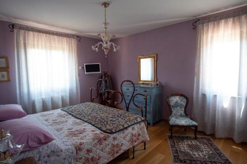 sypialnia z fioletowymi ścianami, łóżkiem i krzesłem w obiekcie B&B Pino Cedro w mieście Avigliano