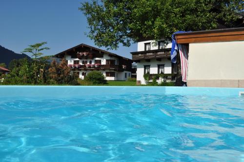 una vista de la casa desde la piscina en Appartement Mayr, en Kirchdorf in Tirol