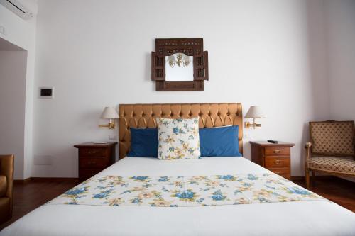 ローマにあるAD2015 Guest Houseのベッドルーム(青い枕の大型ベッド1台付)