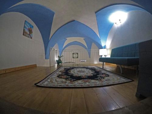 a living room with a blue couch and a rug at A casa tu zi Melu in Felline