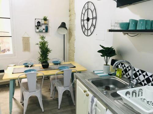 une cuisine avec une table, des chaises et un évier dans l'établissement Superbe! Loft T3 -Ctre Historic- Prox. Place Comédie, à Montpellier