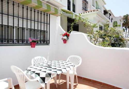 una mesa y sillas en el balcón de una casa en Magnífico apartamento cerca de la playa, en Benalmádena