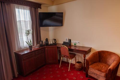 a room with a desk and a chair and a monitor at Hotel Pella in Giannitsa