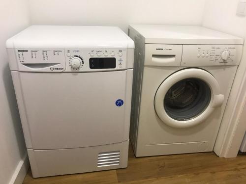 a washing machine and a dryer in a room at Porta 20 in Loulé