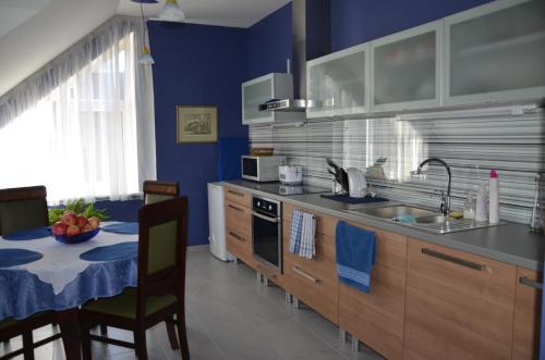 Η κουζίνα ή μικρή κουζίνα στο Classic Car Museum Apartment