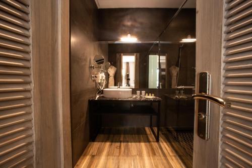 a bathroom with a sink and a mirror at Le Domaine Limoune in Oulad Teïma