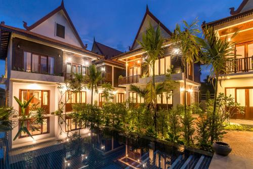 eine Villa mit einem Pool in der Nacht in der Unterkunft Golden Vishnu Villa in Siem Reap