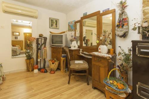 a room with a desk with a mirror and a television at Rasopasno 2 in Malinska