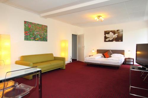 Postel nebo postele na pokoji v ubytování College Garden Hotel