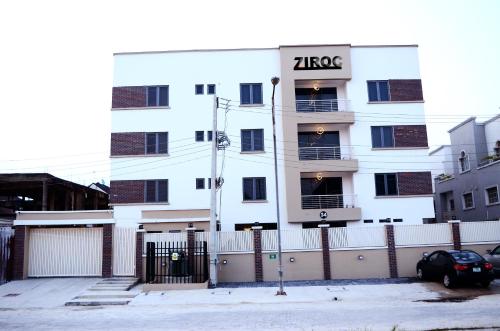 un edificio blanco con un signo de zico en él en Ziroc Residence Lekki Phase 1 en Lekki
