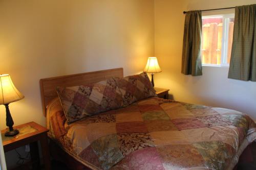 Кровать или кровати в номере Lake View Lodge