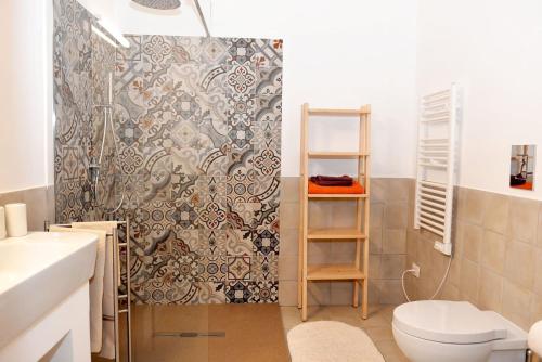 普雷米利歐的住宿－Suite in Masseria，带淋浴帘和卫生间的浴室