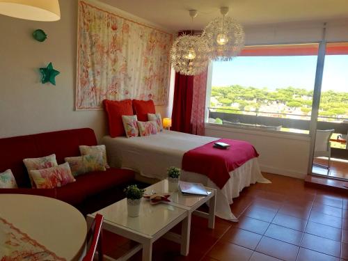1 dormitorio con cama, sofá y ventana en Romantic Studio By Ethnic Ocean, en Vilamoura