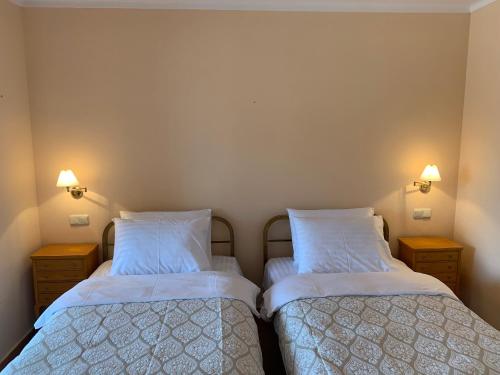 two beds sitting next to each other in a room at Apartaments Bastion in Torremolinos
