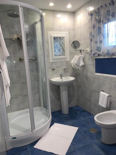 a bathroom with a shower and a sink and a toilet at Apartaments Bastion in Torremolinos