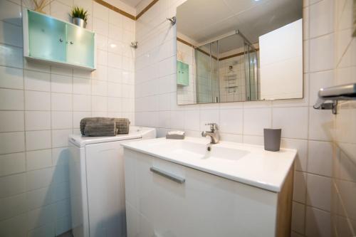 a bathroom with a sink and a washing machine at Casa Sara en Los Cristianos in Los Cristianos