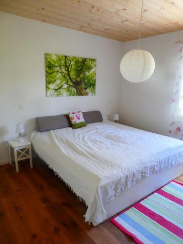 um quarto com uma grande cama branca num quarto em Ferienwohnung Bodensee Bullerbü em Eigeltingen