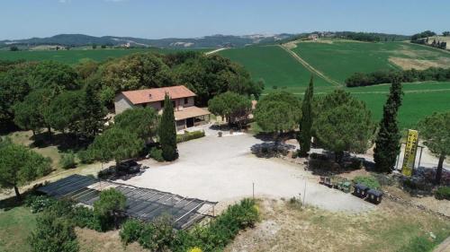 an aerial view of a house with a large yard at Locanda il Boschetto in Volterra