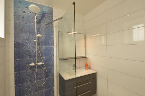 La salle de bains est pourvue d'une douche avec une porte en verre. dans l'établissement L'annexe de la Pétillante 101 Rue Principale, à Soudron