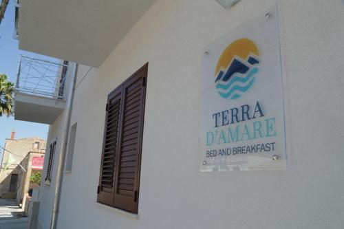 a sign on the side of a building at Terra d'amare in Castelluzzo