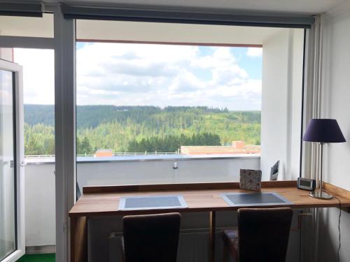 een kantoor met een bureau en een groot raam bij Berghöhe in Altenau