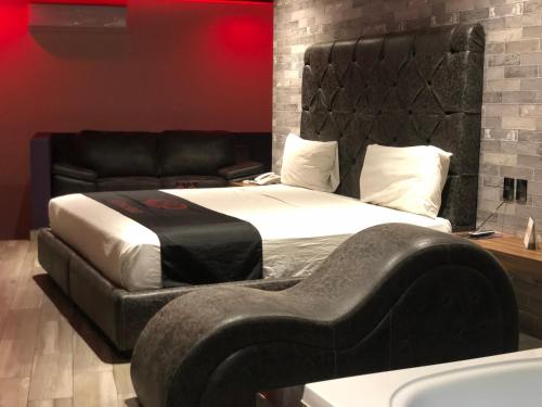 Un pat sau paturi într-o cameră la Intimisimo Suites Autohotel Centro Only Adult