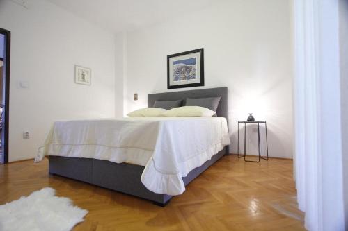 Ένα ή περισσότερα κρεβάτια σε δωμάτιο στο Apartmani Volga