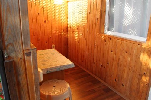 ロオにあるU Vladimira Guesthouseの木造のキャビン(テーブル、スツール付)