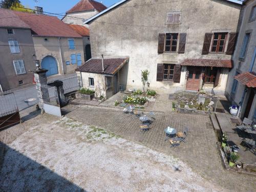 an overhead view of a courtyard in an old building at La Maison du Notaire - Chambre d'Hôtes - Huisdieren welkom in Melay