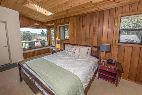 Cama ou camas em um quarto em Cottages at Little River Cove