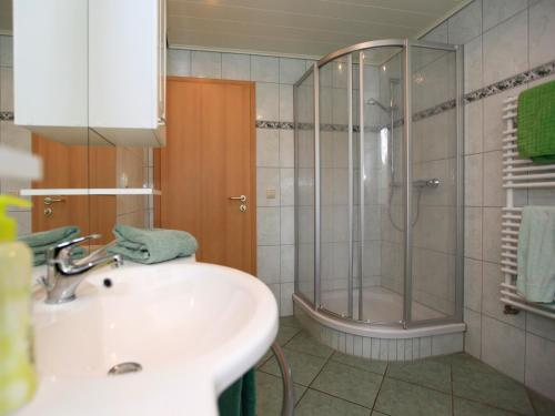 ein Bad mit einem Waschbecken und einer Dusche in der Unterkunft Schölzke‘s Ferienhaus in Ralswiek
