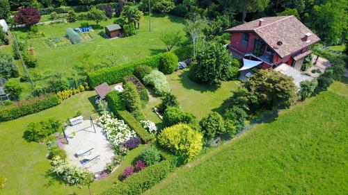 eine Luftansicht eines Hauses mit Garten in der Unterkunft La Collina since 2008 NO SMOKING B&B in Varese