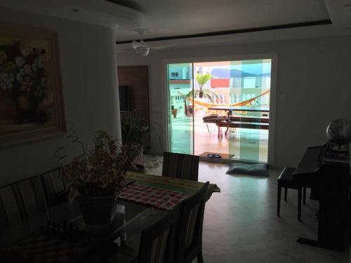 Ruang duduk di Cobertura de 3 quartos com hidromassagem e vista do por-do-sol