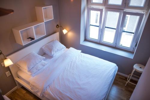 - une chambre avec un lit blanc et une fenêtre dans l'établissement MAGIC GARDEN ZAGREB CENTER, à Zagreb