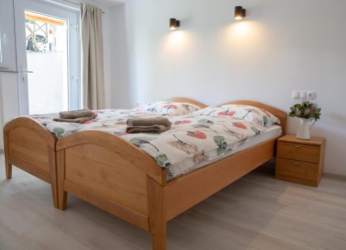 Ένα ή περισσότερα κρεβάτια σε δωμάτιο στο Apartments Korošec