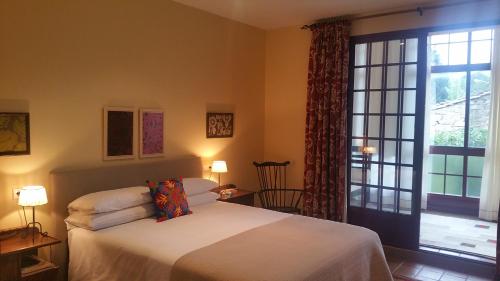 A bed or beds in a room at A CASA DO BUXO