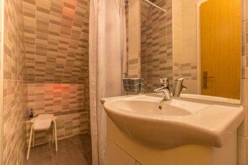 Ένα μπάνιο στο Apartments Lapis