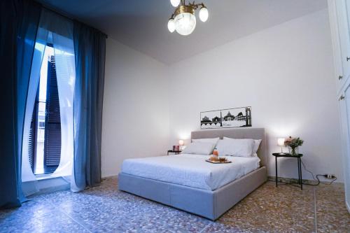 ein Schlafzimmer mit einem Bett und einem großen Fenster in der Unterkunft D&D - Vatican St Peter in Rom