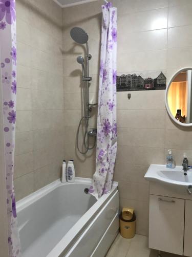 a bathroom with a tub and a sink at Apartament Daniela in Năvodari