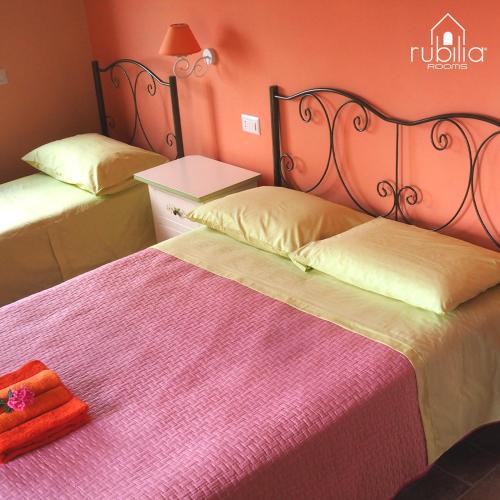 Ένα ή περισσότερα κρεβάτια σε δωμάτιο στο Rubilia Rooms Pompei