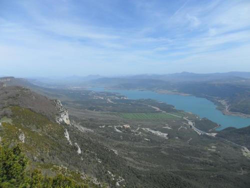 a view of a valley with a river and a mountain at Bienvenidos a vuestra casa! in Sansoáin