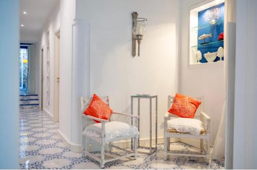 a hallway with two chairs and a table at CASA SOFIA in Anacapri