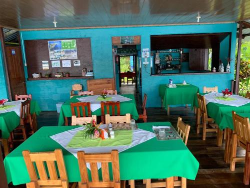 Un restaurante o sitio para comer en All Rankins Eco-Lodge