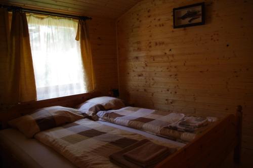 Un pat sau paturi într-o cameră la Horváth Kert Vendégház