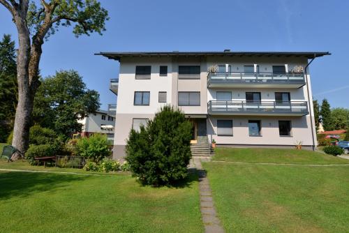沃爾特湖畔韋爾登的住宿－Villa Berginz by Seebnb，一座大型白色建筑,设有阳台和庭院